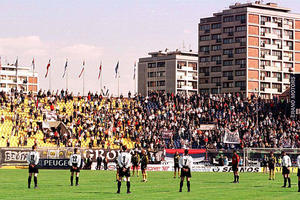 DAN KAD JE FUDBAL DOKAZAO DA JE JAČI OD RATA! Tog popodneva je stadion Partizana bio centar sveta: Crno-beli i AEK prkosili NATO-u