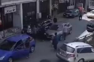 BRUTALNA MASOVNA TUČA: Pogledajte žestok okršaj mladića u Novom Pazaru (VIDEO)