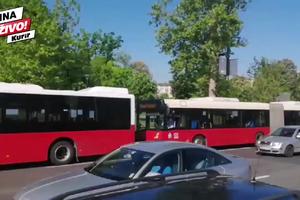 KURIR TV NA LICU MESTA POTPUNI KOLAPS U CENTRU PRESTONICE: Trideset autobusa stoji, Bulevar potpuno zakrčen!