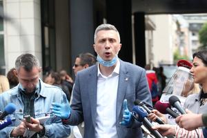 VOĐA DVERI TVRDI: Nismo mi cepali Rističevićev sako, to je uradilo skupštinsko obezbeđenje! (KURIR TV)