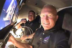 ISTORIJSKI LET KRUNISAN USPEHOM: Astronauti sa Maskove rakete se iskrcali na Međunarodnu svemirsku stanicu! (VIDEO)