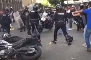 NEREDI U GVADALAHARI: Muškarac preminuo u pritvoru, ljudi preplavili ulice! Razbijaju zgrade, pale policijske automobile