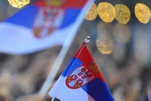 SRAMNO, SKANDAL U GRAČANICI NA DAN UPOKOJENJA SRPSKOG PATRIJARHA: Posuli jarbol benzinom pa pokušali da zapale zastavu Srbije