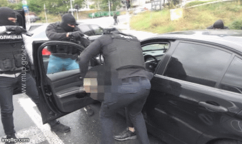 HOLIVUDSKA AKCIJA SRPSKE POLICIJE: Pogledajte kako hapsi UKP! Izvukli ga iz kola, oborili na zemlju, pa mu stavili lisice (VIDEO)