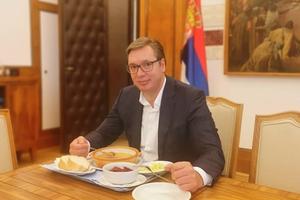 PREDSEDNIK SEO ZA STO, A NA NJEMU OMILJENO JELO Vučić: Najbolje okrepljenje pred teške sastanke, evo šta je u činiji (FOTO)