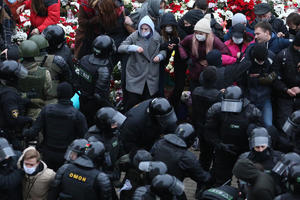 PROTESTI U BELORUSIJI, POLICIJA RASTERUJE DEMONSTRANTE: Hapšenja, suzavac, vodeni topovi i hici upozorenja u Minsku (VIDEO)