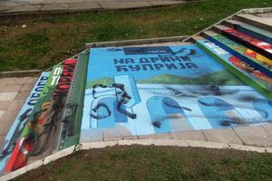 CRNA FARBA PO STEPENICAMA ZNANJA: U Loznici uništen mural posvećen našim najvećim piscima (FOTO)