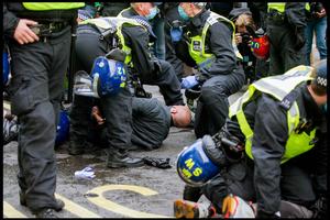 PROTESTI PROTIV MERA U LONDONU: Policija razbila okupljanje! Uhapšeno više od 155 demonstranata! (VIDEO, FOTO)