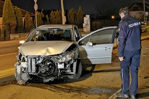 STRAŠNA SAOBRAĆAJNA NESREĆA U ČAČKU: BMW udario u pežo, povređeni prevezen u Opštu bolnicu (FOTO)
