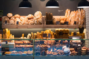 AKO SI GLADAN, POSLUŽI SE: Humanost na delu! Porodična pekara u Nišu SVAKODNEVNO siromašnima besplatno daje peciva (FOTO)