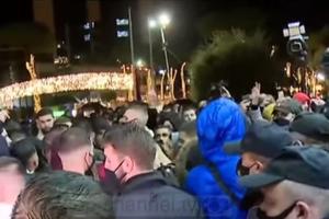 NEMIRI U TIRANI ZBOG UBISTVA MLADIĆA: Demonstranti skoro provalili u zgradu Vlade, policija upotrebila suzavac! (VIDEO)