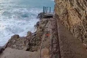 VELIKI TALASI NAPRAVILI HAOS U BUDVI: Počupali ogradu i odneli deo staze ka plaži Mogren, pa onemogućili prilaz (VIDEO)