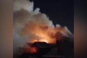 VELIKI POŽAR U ČAČKU: Pogledajte dramatične scene vatrene stihije na krovu zgrade u centru grada (KURIR TV)
