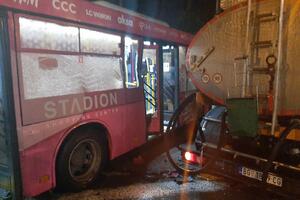 NESREĆA NA VRAČARU: Autobus na liniji 26 zakucao se u cisternu, delovi vozila se rasuli po ulici JEDNA OSOBA POVREĐENA (VIDEO)