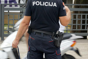 POLICIJA KONTROLISALA SRBINA U KOTORU: Suzbijanje ulične prodaje narkotika