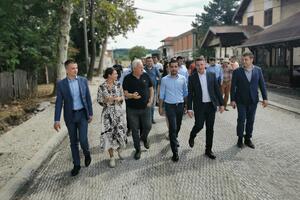 REKONSTRUKCIJA PUTA U OVOM SRPSKOM SELU PRIVODI SE KRAJU: Ministar Momirović u Pranjanima, meštani srećni zbog završetka radova