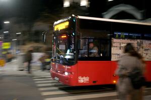 DRAMA PUTNIKA NA LINIJI 50: Ostali zatvoreni u autobusu, a potez vozača ih baš razbesneo! (FOTO)