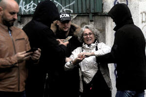 PUŠTENA AIDA ĆOROVIĆ: Aktivistkinja gađala jajima mural Ratka Mladića u Beogradu