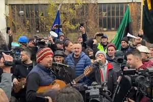 SA‘ĆE DA NAS BIJU SILE SVETSKE MILICIJE! Popularni bend pevao sa rudarima koji protestuju u Sarajevu