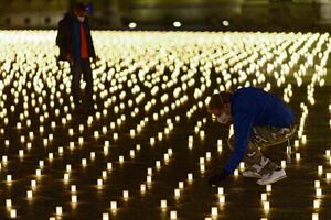 TUGA U BERNU Švajcarci upalili 11.288 sveća za sve žrtve korone! Po jednu za svakog stradalog