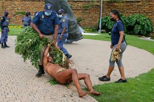 KRALJ BUŠMANA SE DRŽI ZA BILJKU KANABISA DOK GA POLICIJA VUČE: Godinama kampuju kod Predsedništva u Pretoriji a sad su uhapšeni!
