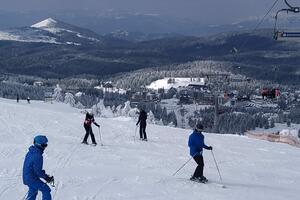 SNEG IZ JEZERA UMESTO SA NEBA: Na ovoj srpskoj planini ski-pas više od 200 evra, a na najvećim padinama JOŠ SE NE SKIJA!
