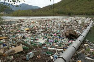 PREKO 200 KUBIKA SMEĆA PONOVO NA POTPEĆKOM JEZERU: Na hiljade plastičnih flaša i drugog otpada pluta vodenom površinom (FOTO)