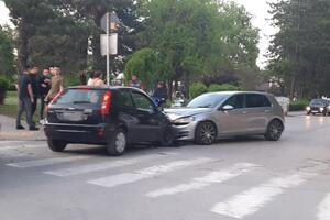 ČULI SMO ŠKRIPU KOČNICA I NAKON TOGA VEOMA JAK UDAR... Očevici opisali direktan sudar dva automobila u centru Čačka (FOTO)