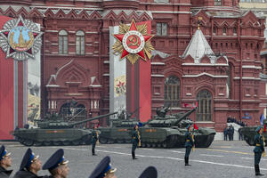 RUSKI OKLOP NA PARADI 2022. U SENCI RATA U UKRAJINI Šta je Moskva prikazala na paradi od T-90M do robotizovane platforme Uran -9