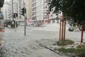 NEBO SE OTVORILO NAD BEOGRADOM: Snažno nevreme pogodilo glavni grad, reke teku ulicama (VIDEO)