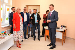 Mirović obišao rekonstruisane objekte u školama u Sremu i čestitao đacima, roditeljima i nastavnicima početak školske godine