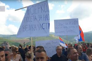 NAŠA PREMIJERKA ANA: Dobro došli na svetu srpsku zemlju! Transparentima sa ovim porukama dočekana je Brnabićeva u Mitrovici (FOTO)