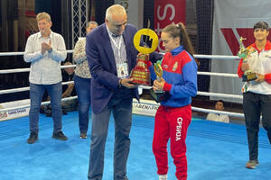 SARA ĆIRKOVIĆ ODBRANILA TRON! U finalu Vojvođanske omladinske ZLATNE RUKAVICE pobedila Adiševu iz Kazahstana