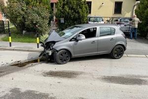 SREĆOM, POVREĐENIH NIJE BILO, ALI KAKO? Udario u banderu u Kaluđerici i polomio je! Auto totalno uništen (FOTO)