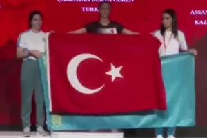 KOMEDIJA NA DODELI MEDALJA: Borba Turkinje i dve Kazahstanke se preselila na podijum i postala HIT NA INTERNETU! (VIDEO)
