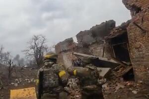 JEZIV SNIMAK ODSECANJA GLAVA UKRAJINSKIM VOJNICIMA: Video navodno prikazuje ruske trupe kako obezglavljuju zarobljenike