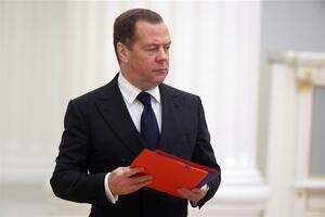 SPREMNI SMO DA IDEMO DO POLJSKE GRANICE: Jezive pretnje Dmitrija Medvedeva na godišnjicu početka rata UNIŠTITI NEONACIZAM
