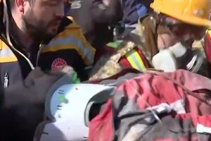 NADA ZA SPASIOCE NE UMIRE: Dete i dvoje ljudi spaseni nakon 296 sati pod ruševinama! Kamera snimila PRAVO ČUDO u Turskoj (VIDEO)