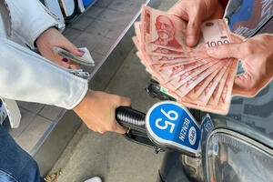 AKCIZE PONOVO DIŽU CENE GORIVA: Dizel i benzin će biti skuplji za 6 dinara!