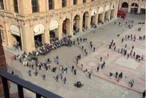 GDE GOD TI DA IGRAŠ...! Navijači Partizana okupirali centar Bolonje, GRME pesme Grobara - ludnica na ulicama italijanskog grada!