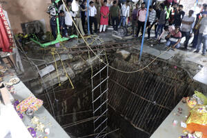 PUKLA BETONSKA PLOČA NAD BUNAROM DUBOKIM 12 METARA: 35 vernika se utopilo, 16 povređeno u hramu u Indiji