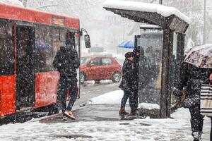 NAJNOVIJE UPOZORENJE RHMZ! Sneg će paralisati ove delove zemlje, a evo šta tokom noći očekuje Beograd - Srbija u OLUJNOJ ZONI