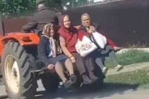 BAKE SE PREKRSTILE, A DEDA DAO GAS: Luda vožnja selom na zadnjem delu traktora zapalila Instagram, OVO IMA SAMO NA BALKANU (VIDEO)