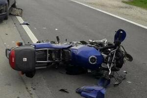 OBORIO DEVOJKU I MLADIĆA NA MOTORU, PA BEŽAO PREKO GRANICE: Uhapšen pijani vozač iz Bosuta, putnica sa motocikla teško povređena!