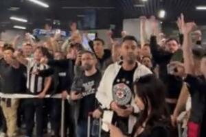 I KADA NE BUDEŠ PRVI TI... Grobari ZAGRMELI na aerodromu! Ovako su dočekali košarkaše Partizana posle poraza (VIDEO)