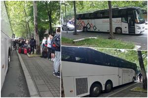 SKANDAL ISPRED OŠ "JELENA ĆETKOVIĆ": Vozač došao pijan da vozi decu na ekskurziju! Đaci dva i po sata čekali polazak (FOTO)