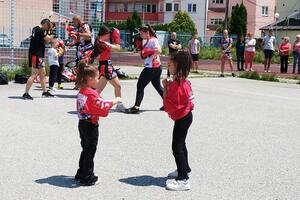 STALI UZ SVOG TRENERA: Članovi kik-boks kluba iz Kosovske Mitrovice održali javni trening za Luneta