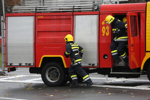 TEŠKA SAOBRAĆAJKA U UŽICU: Vatrogasci sekli vozilo da izvuku muškarca, automobil završio na krovu