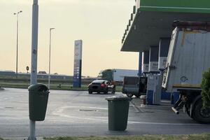 NOVE ŽRTVE PREVARANTA KOJI OPERIŠE NA PUMPAMA: Traži pare za benzin, a sada otkriveno KOJOM TRASOM SE KREĆE (FOTO)