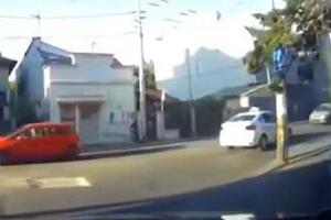 UZNEMIRUJUĆE! AUTO POKOSIO ŽENU U BEOGRADU Pojavio se jeziv snimak nesreće: Zakoračila je na kolovoz i onda UŽAS (VIDEO)